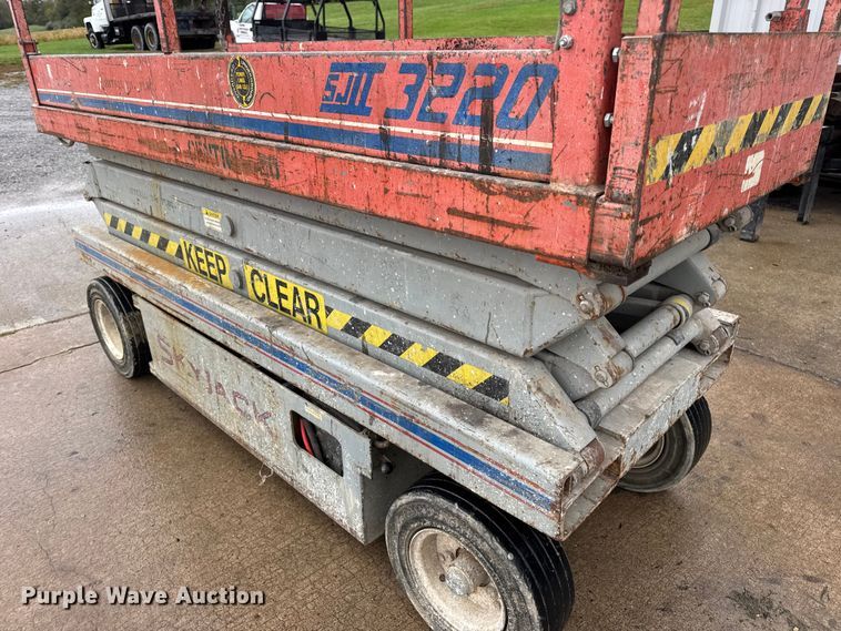 image for item EN0627 1994 SkyJack SJ-3220 scissor lift