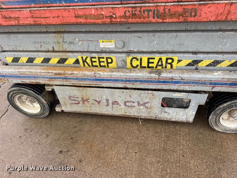 image for item EN0627 1994 SkyJack SJ-3220 scissor lift