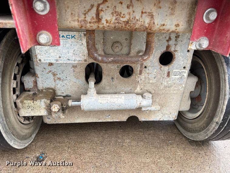 image for item EN0627 1994 SkyJack SJ-3220 scissor lift