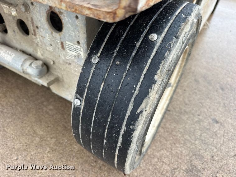 image for item EN0627 1994 SkyJack SJ-3220 scissor lift