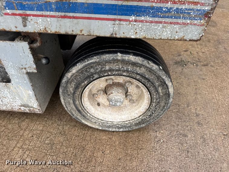 image for item EN0627 1994 SkyJack SJ-3220 scissor lift