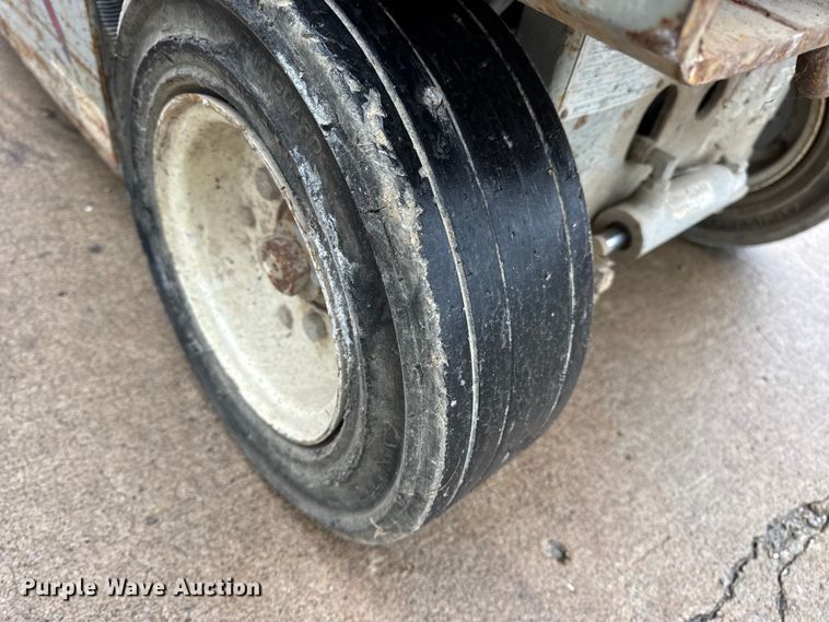 image for item EN0627 1994 SkyJack SJ-3220 scissor lift