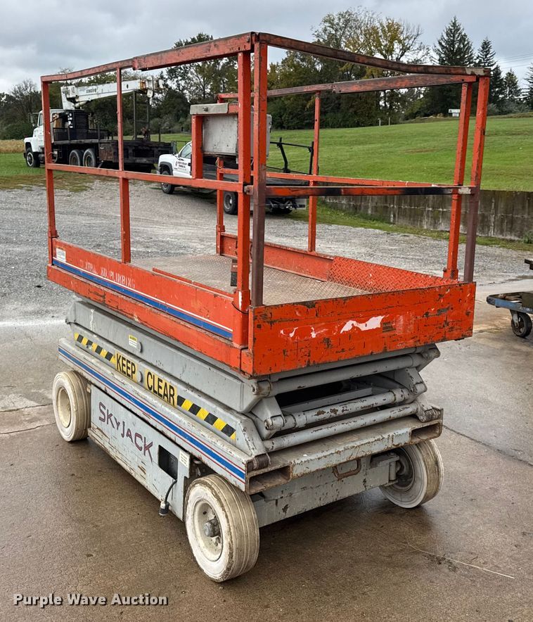 image for item EN0628 1992 SkyJack SJ-4620 scissor lift