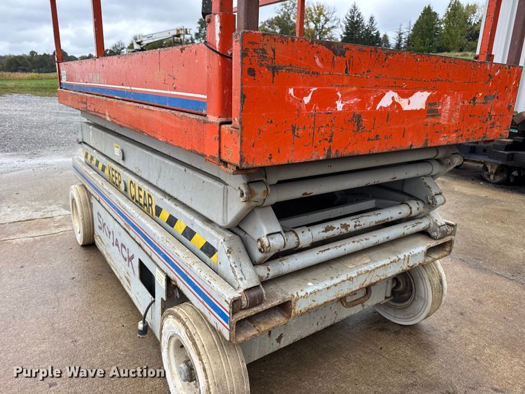image for item EN0628 1992 SkyJack SJ-4620 scissor lift
