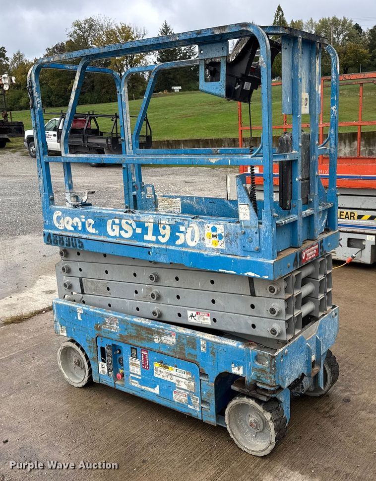 image for item EN0631 2004 Genie GS-1930 scissor lift