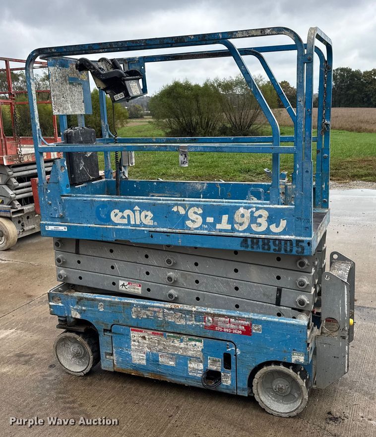 image for item EN0631 2004 Genie GS-1930 scissor lift
