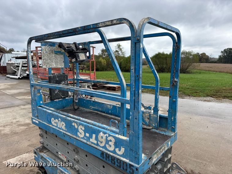 image for item EN0631 2004 Genie GS-1930 scissor lift
