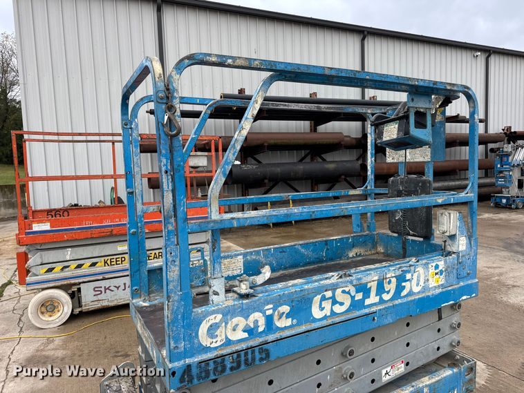image for item EN0631 2004 Genie GS-1930 scissor lift