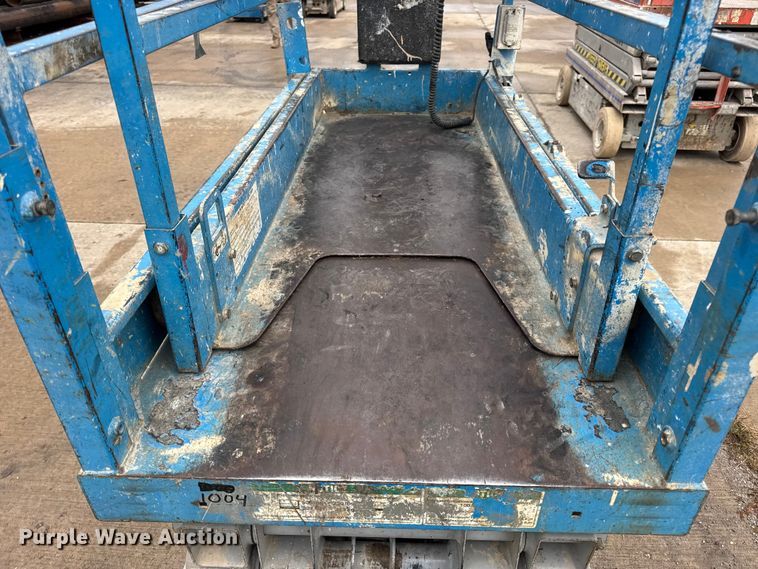 image for item EN0631 2004 Genie GS-1930 scissor lift