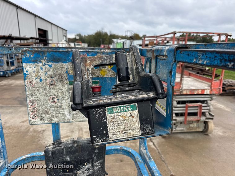 image for item EN0631 2004 Genie GS-1930 scissor lift