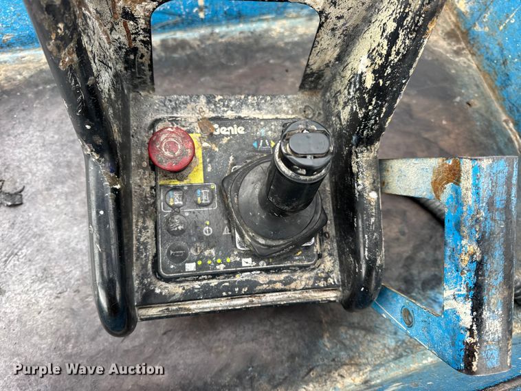 image for item EN0631 2004 Genie GS-1930 scissor lift