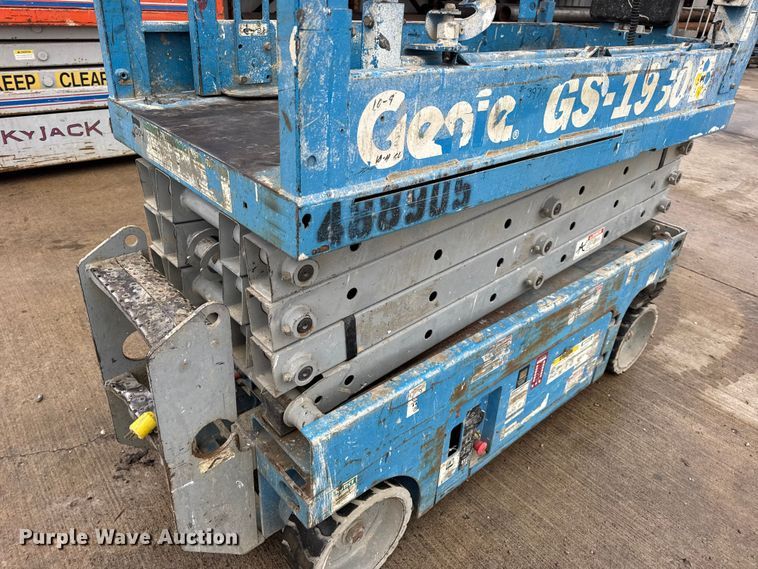 image for item EN0631 2004 Genie GS-1930 scissor lift