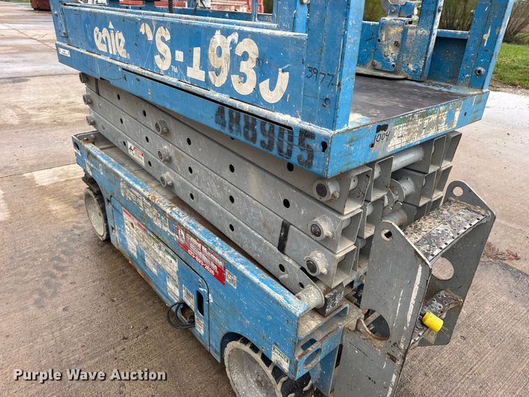 image for item EN0631 2004 Genie GS-1930 scissor lift
