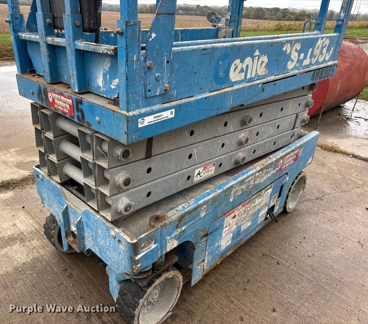 image for item EN0631 2004 Genie GS-1930 scissor lift