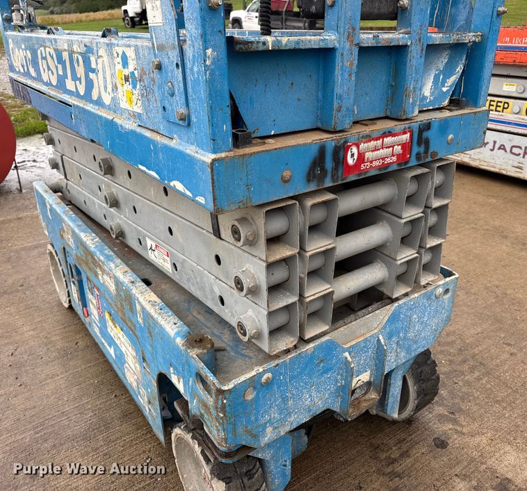 image for item EN0631 2004 Genie GS-1930 scissor lift