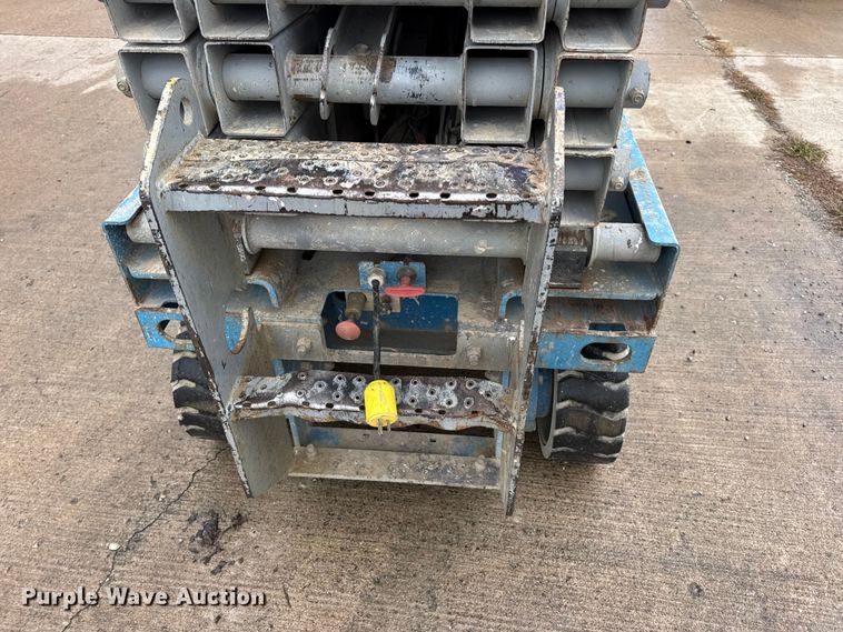 image for item EN0631 2004 Genie GS-1930 scissor lift