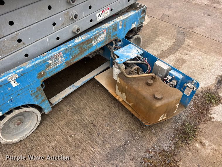 image for item EN0631 2004 Genie GS-1930 scissor lift