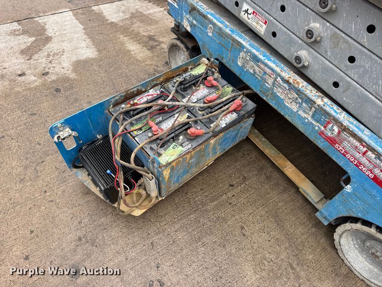 image for item EN0631 2004 Genie GS-1930 scissor lift