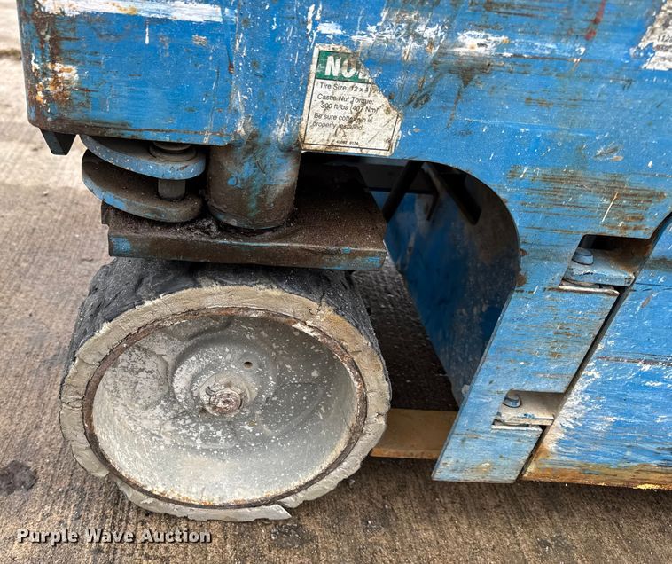 image for item EN0631 2004 Genie GS-1930 scissor lift