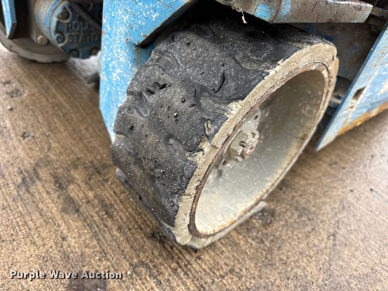 image for item EN0631 2004 Genie GS-1930 scissor lift