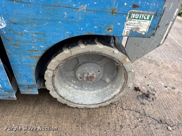 image for item EN0631 2004 Genie GS-1930 scissor lift