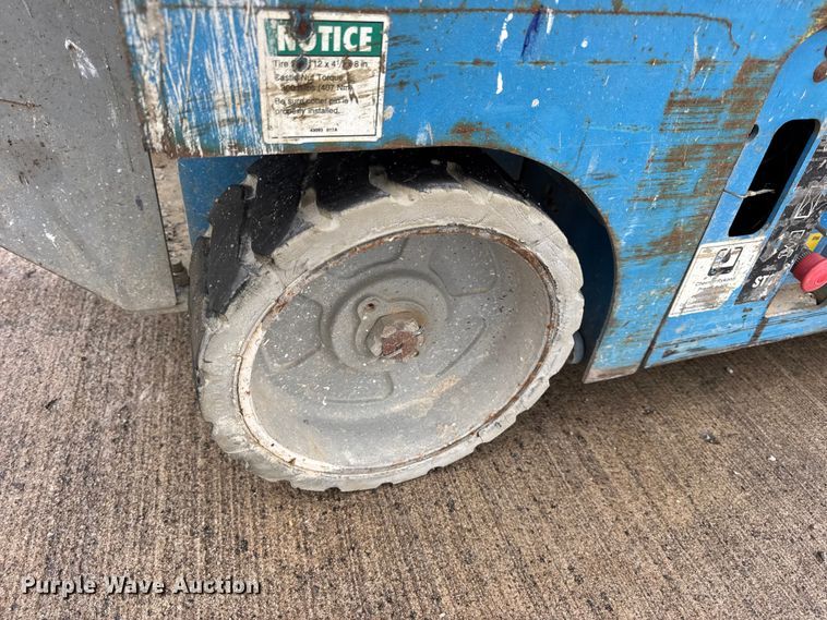 image for item EN0631 2004 Genie GS-1930 scissor lift