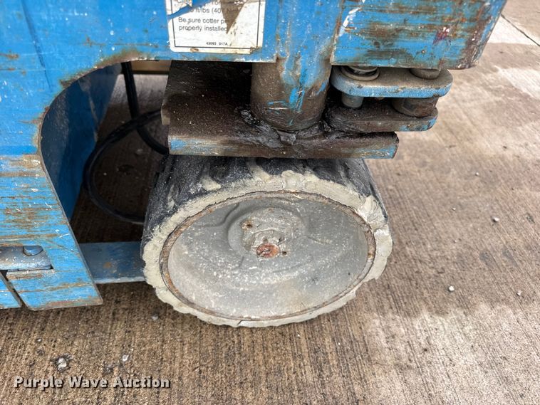 image for item EN0631 2004 Genie GS-1930 scissor lift