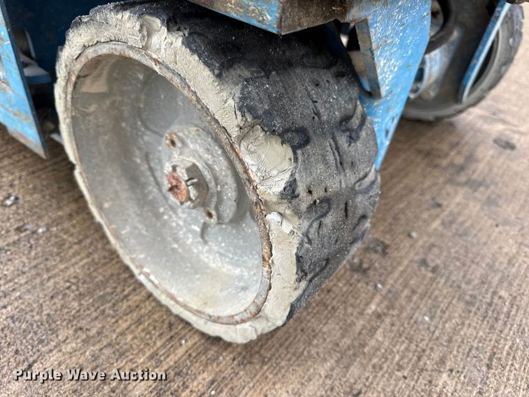 image for item EN0631 2004 Genie GS-1930 scissor lift