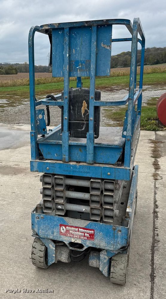 image for item EN0633 2003 Genie GS-1930 scissor lift
