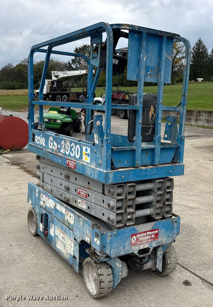 image for item EN0633 2003 Genie GS-1930 scissor lift