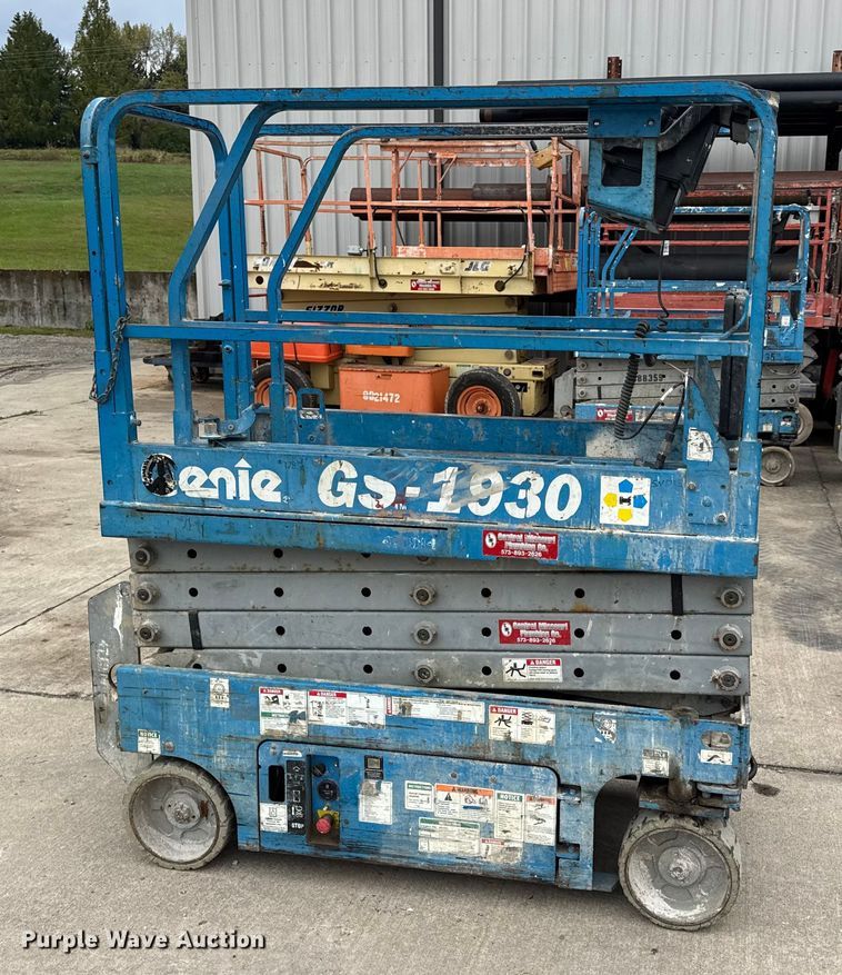 image for item EN0633 2003 Genie GS-1930 scissor lift