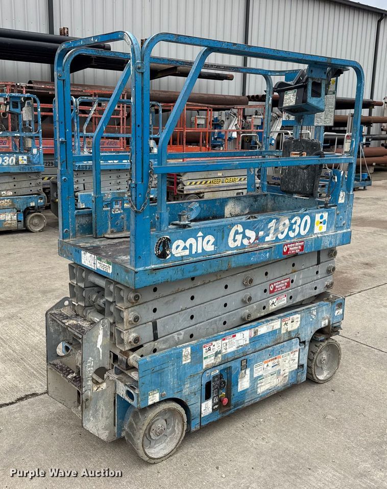 image for item EN0633 2003 Genie GS-1930 scissor lift