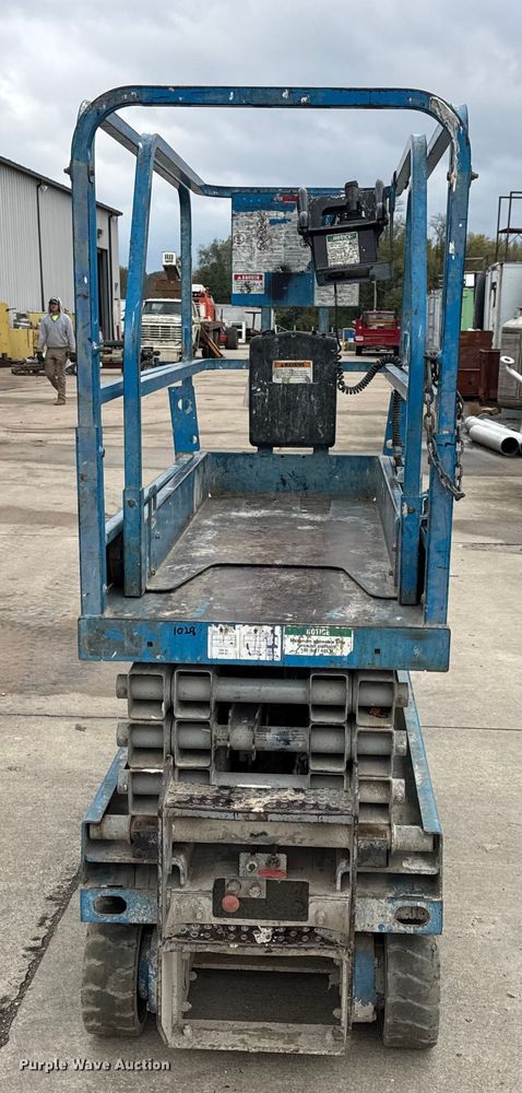 image for item EN0633 2003 Genie GS-1930 scissor lift