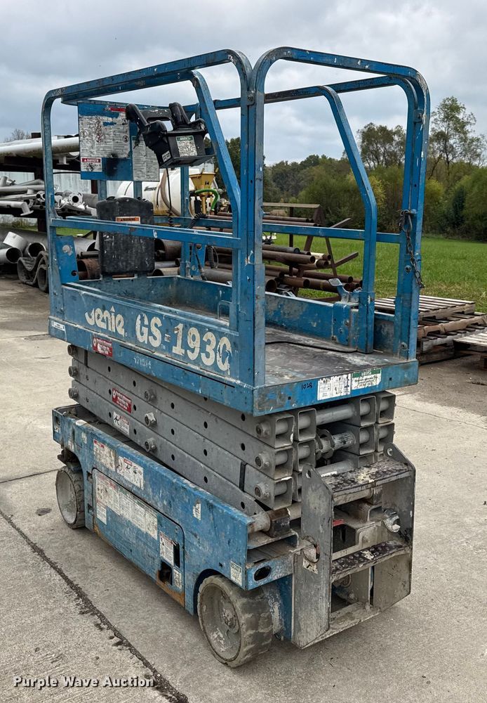 image for item EN0633 2003 Genie GS-1930 scissor lift