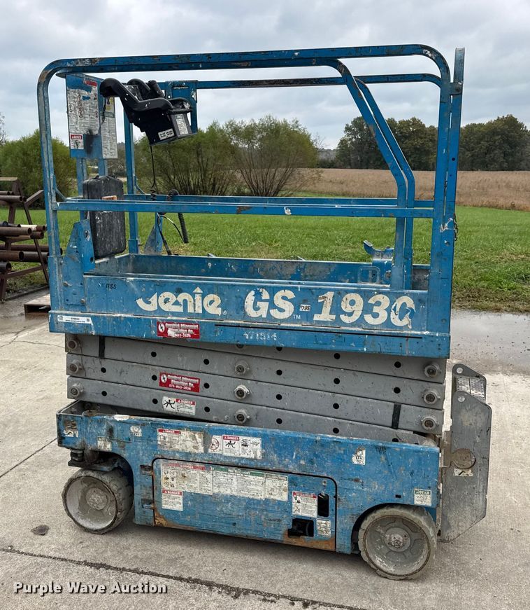 image for item EN0633 2003 Genie GS-1930 scissor lift