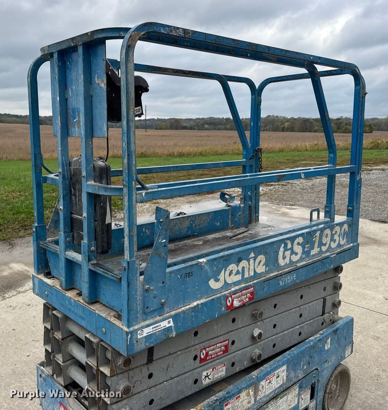 image for item EN0633 2003 Genie GS-1930 scissor lift