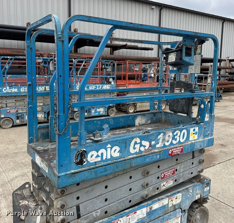 image for item EN0633 2003 Genie GS-1930 scissor lift