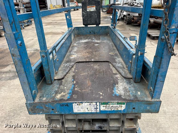 image for item EN0633 2003 Genie GS-1930 scissor lift