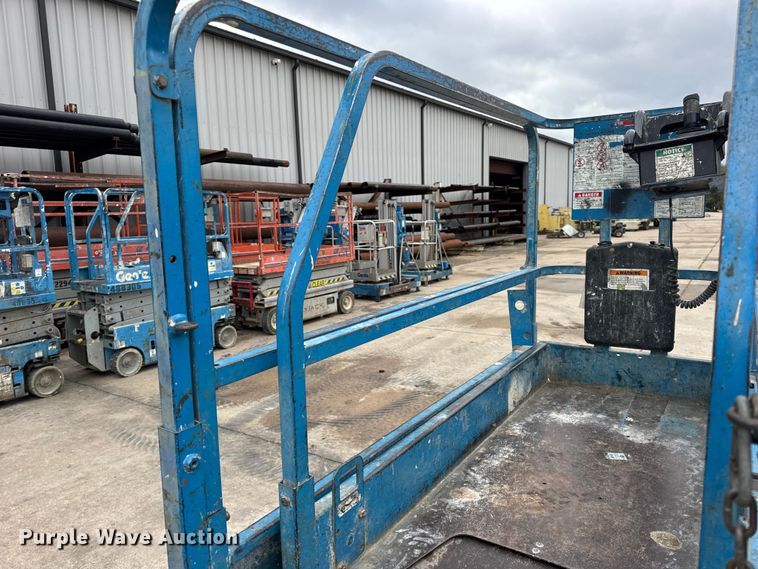 image for item EN0633 2003 Genie GS-1930 scissor lift