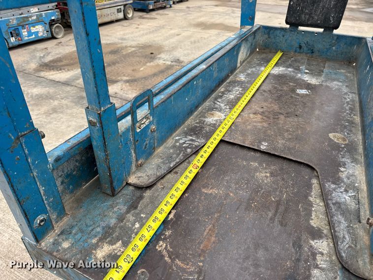 image for item EN0633 2003 Genie GS-1930 scissor lift