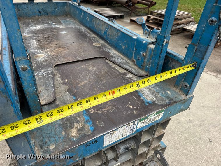 image for item EN0633 2003 Genie GS-1930 scissor lift