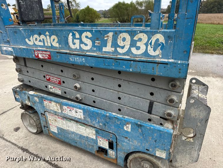 image for item EN0633 2003 Genie GS-1930 scissor lift