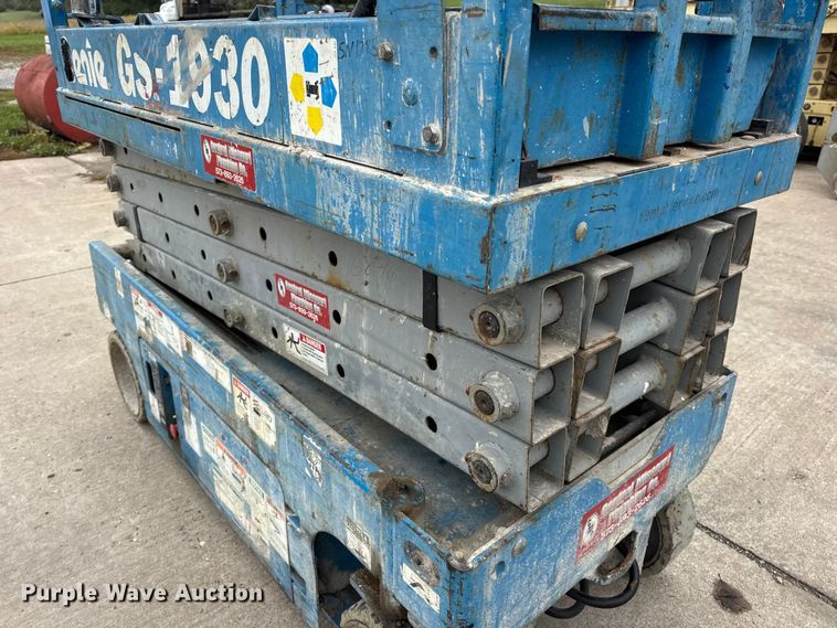 image for item EN0633 2003 Genie GS-1930 scissor lift