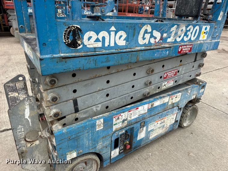 image for item EN0633 2003 Genie GS-1930 scissor lift