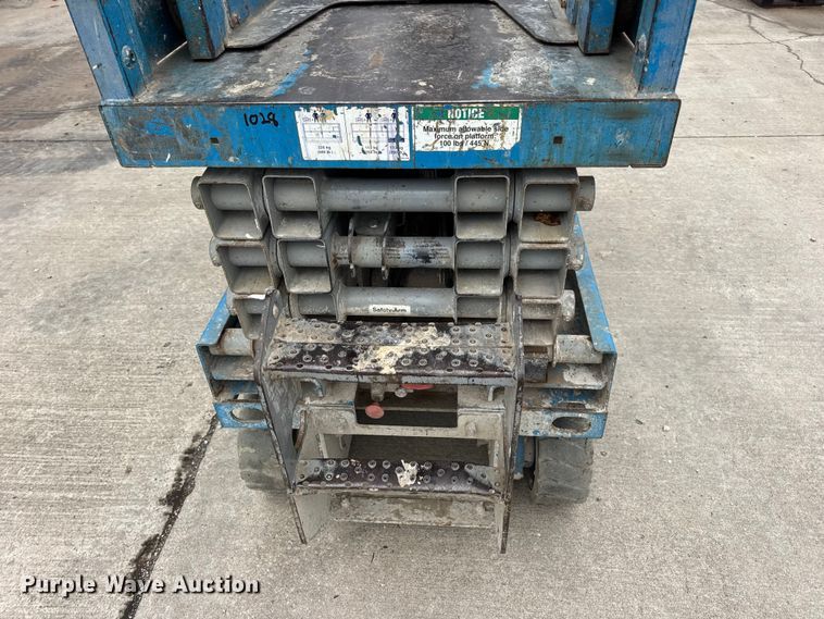 image for item EN0633 2003 Genie GS-1930 scissor lift