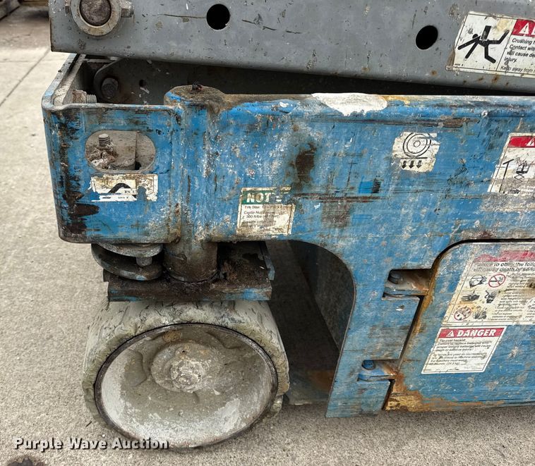 image for item EN0633 2003 Genie GS-1930 scissor lift