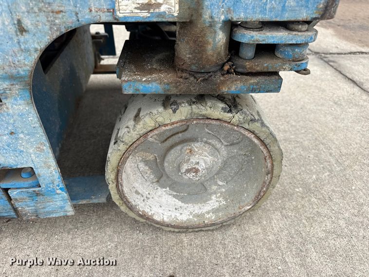 image for item EN0633 2003 Genie GS-1930 scissor lift