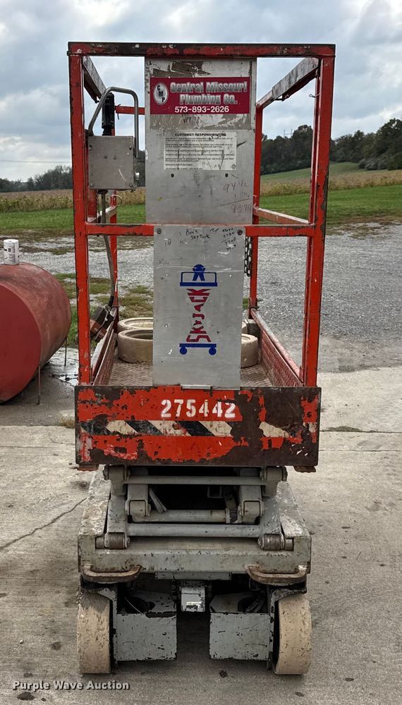image for item EN0634 1999 SkyJack SJIII-3015 scissor lift