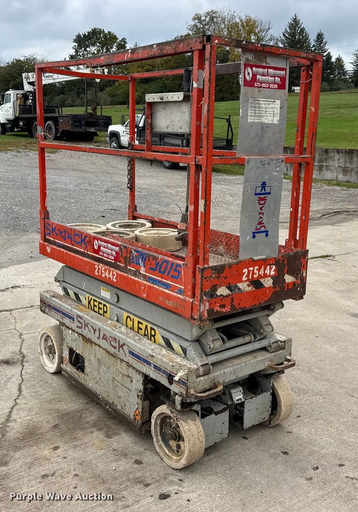 image for item EN0634 1999 SkyJack SJIII-3015 scissor lift