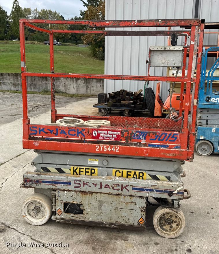 image for item EN0634 1999 SkyJack SJIII-3015 scissor lift